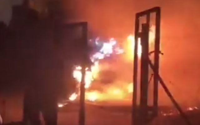 Propriété palestinienne qui aurait été incendiée par des Israéliens radicaux, dans le village d'Atara, dans le sud de la Cisjordanie, le 15 août 2025. (Crédit : Capture d'écran/X)